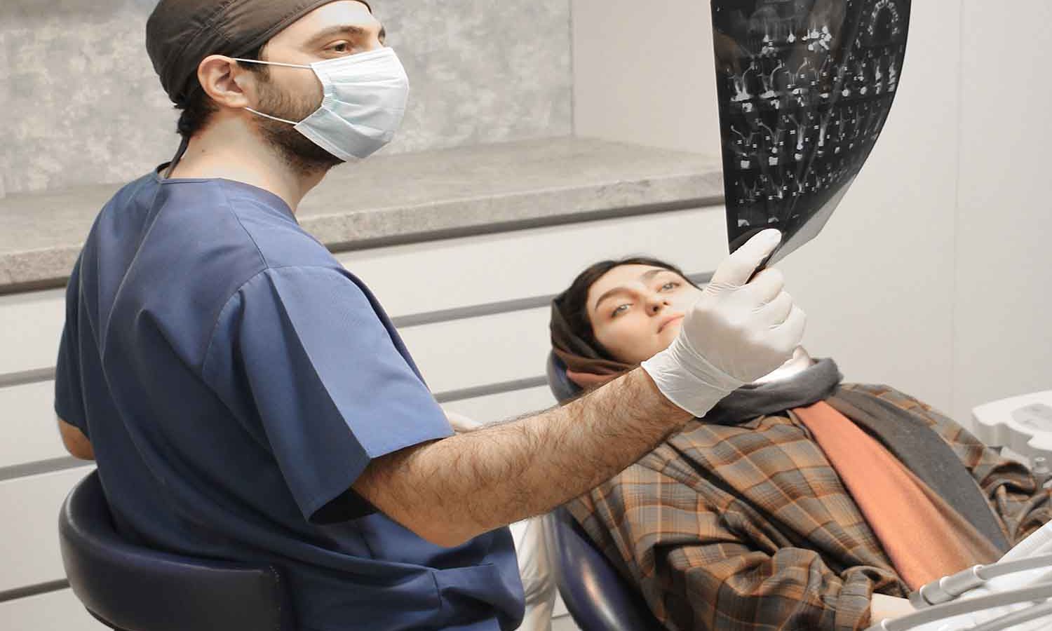 مشاوره ایمپلنت با دکتر آرش غفوری